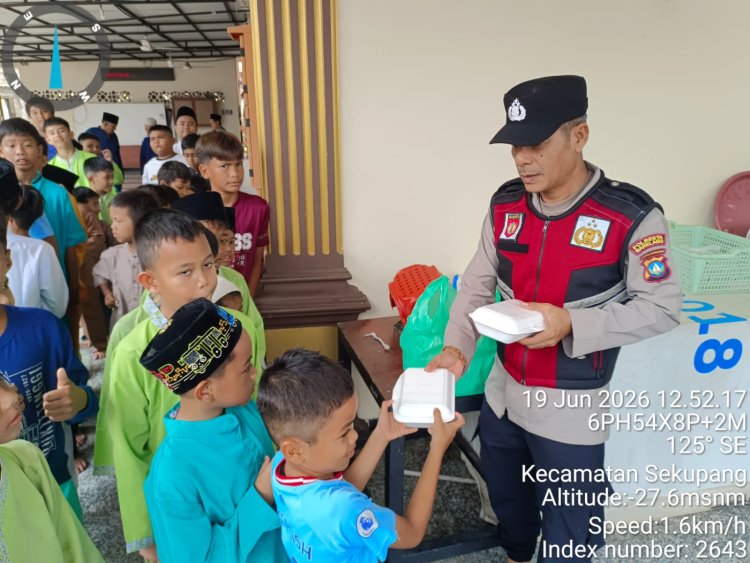 Polsek Sekupang Gelar Jumat Berkah, Bagikan 25 Paket Makanan kepada Warga Tiban Indah