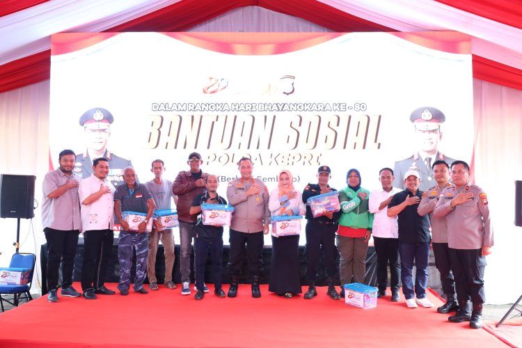Kapolda Kepri Nobar Piala Dunia 2026 Bersama Masyarakat Sekupang dan Bagikan Sembako Dalam Rangka Hari Bhayangkara Ke-80