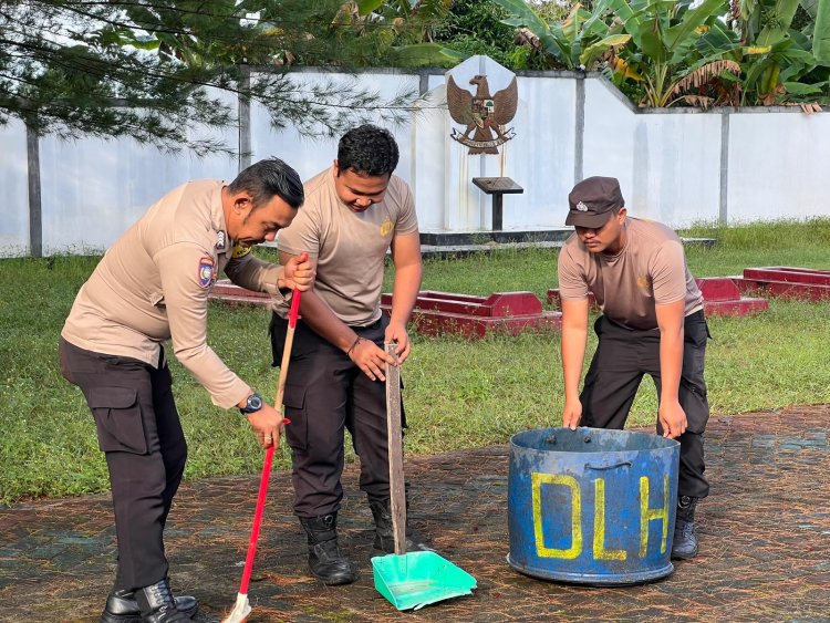 Semarak Hari Bhayangkara Ke-80, Polsek Dabo Singkep Gotong Royong Bersihkan Makam Pahlawan