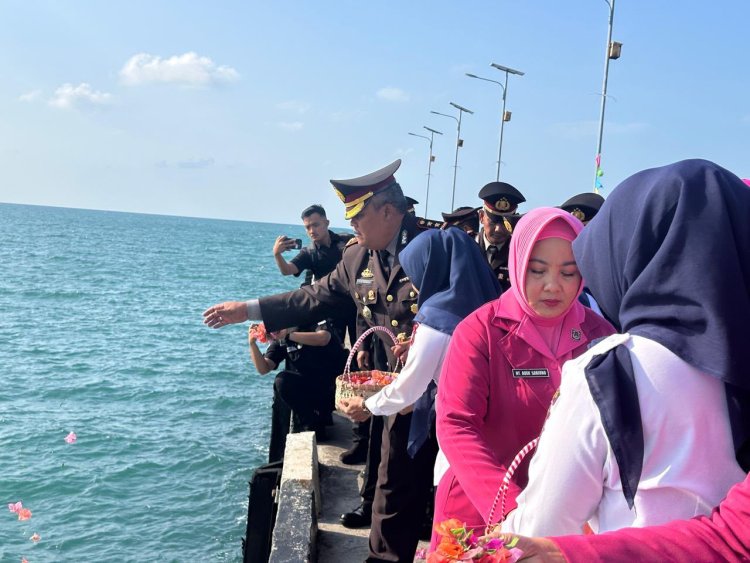 Tradisi Tabur Bunga di Laut, Polres Lingga Kobarkan Semangat Hari Bhayangkara Ke-80