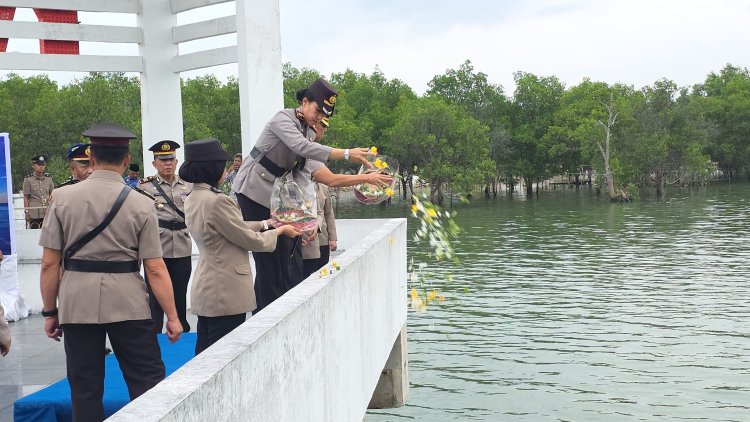 Polres Karimun Gelar Upacara Tabur Bunga Di Laut Dalam Rangka HUT Bhayangkara Ke-80
