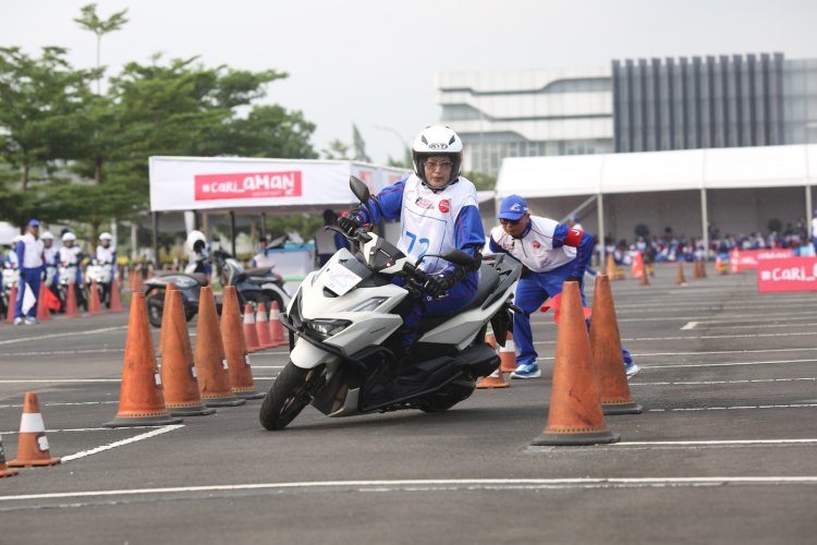 Perempuan Pengendara Motor Wajib Tahu, Ini 5 Tips Aman di Jalan