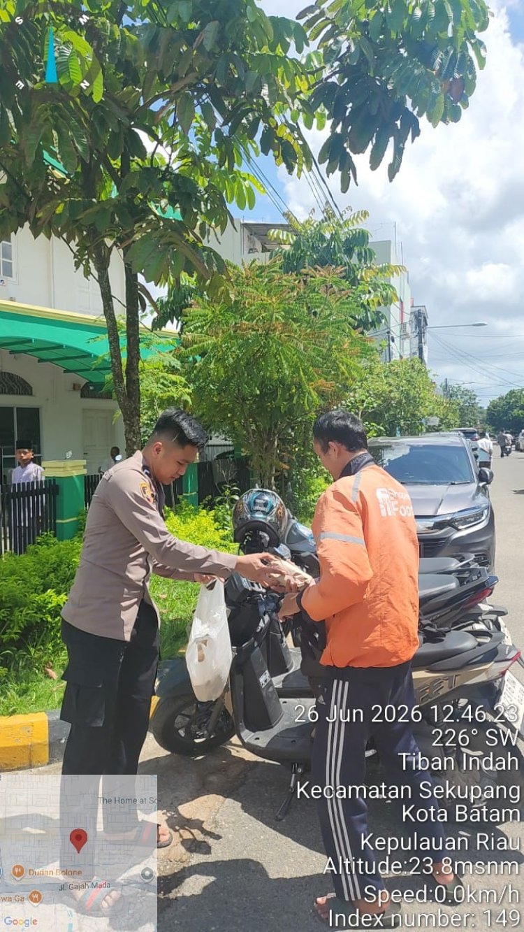 Polsek Sekupang Rutin Gelar Jumat Berkah, Bagikan 25 Paket Makanan kepada Warga di Masjid Baitussalam