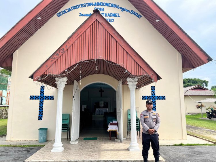 Polsek Dabo Singkep Laksanakan Patroli Gereja, Wujudkan Rasa Aman dan Khidmat Umat Kristiani Beribadah