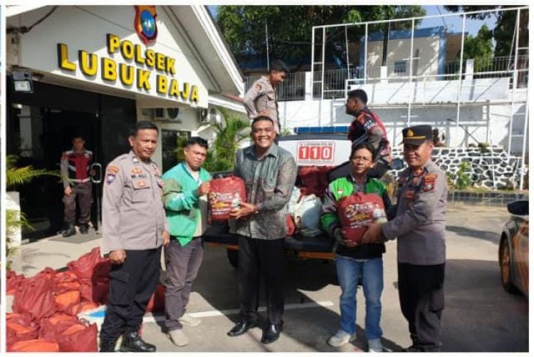 Polsek Lubuk Baja Salurkan 100 Paket Sembako dalam Bakti Sosial Hari Bhayangkara Ke-80 Tahun 2026