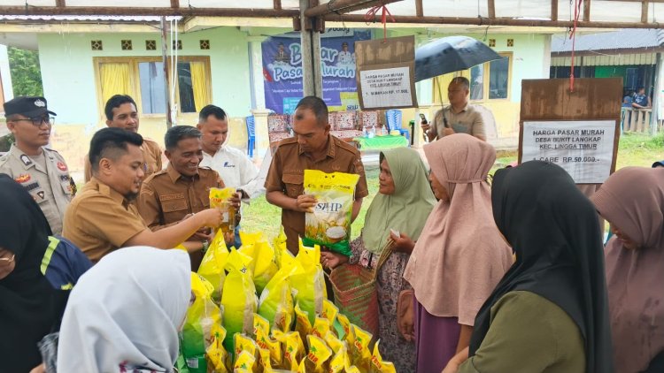 Pastikan Kegiatan Berjalan Lancar, Bhabinkamtibmas Polsek Daik Lingga Hadiri dan Amankan Pasar Murah TPID