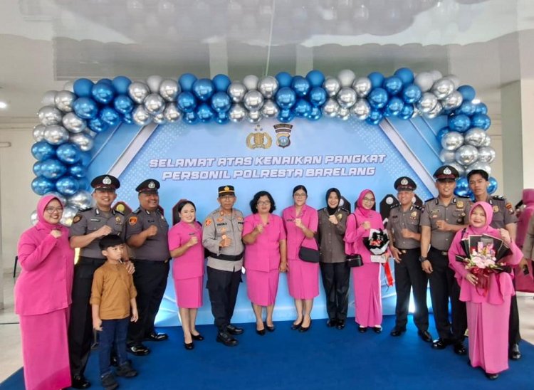 Enam Personel Polsek Bengkong Terima Kenaikan Pangkat, Kapolsek: Jadikan Amanah untuk Tingkatkan Profesionalisme dan Pengabdian