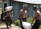 Medan Berat Tak Surutkan Semangat Personel Polres Lingga Distribusikan 2,75 Ton Hasil Panen Jagung