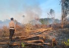 Gerak Cepat Personel Polsek Singkep Barat Cegah Terbakar nya Lahan Meluas