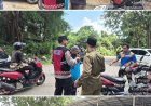 POLSEK SEKUPANG GELAR JUMAT BERKAH, BAGIKAN 25 PAKET MAKANAN KEPADA JAMAAH MASJID ASY SYIFA