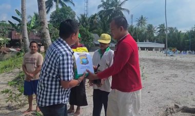 Polri untuk Masyarakat, Kapolres Lingga Bagikan Paket Sembako kepada Warga