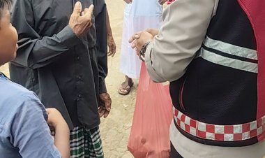Polsek Sekupang Gelar Jumat Berkah, Bagikan 25 Paket Makanan kepada Warga di Masjid Al Ikhlas Tiban Baru