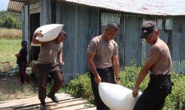 Medan Berat Tak Surutkan Semangat Personel Polres Lingga Distribusikan 2,75 Ton Hasil Panen Jagung