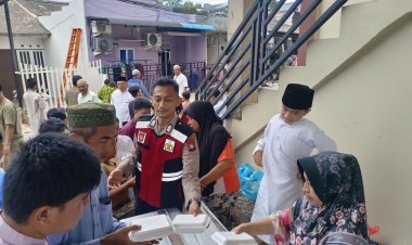 Polsek Sekupang Gelar Jumat Berkah, Bagikan 40 Paket Makanan kepada Jamaah Masjid Al Habib
