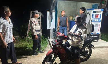 Patroli Malam Humanis, Polsek Singkep Barat Sampaikan Edukasi Kamtibmas kepada Warga