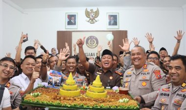 Penuh Keakraban, Kapolres Lingga Beri Surprise Hari Bhakti Adhyaksa ke-66 kepada Kejari Lingga