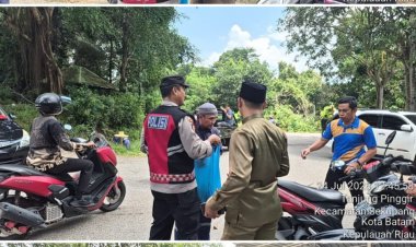 POLSEK SEKUPANG GELAR JUMAT BERKAH, BAGIKAN 25 PAKET MAKANAN KEPADA JAMAAH MASJID ASY SYIFA