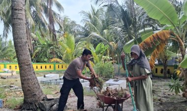 Bhabinkamtibmas Bersama Warga Gotong Royong Bersihkan TPU Desa Penaah