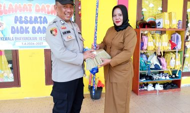 Dukung Lingkungan Belajar Bersih, Polsek Dabo Singkep Serahkan Bantuan Perlengkapan Kebersihan