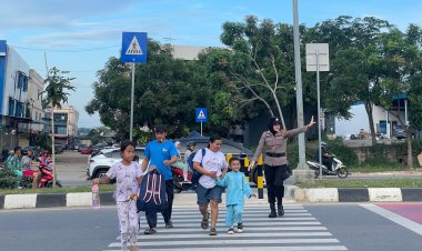 Polwan Polresta Barelang Laksanakan Pengaturan Lalu Lintas di SD Negeri 001 Sungai Panas Demi Keselamatan Siswa