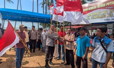 Polresta Barelang Serahkan Ratusan Bendera Merah Putih dan Salurkan Bantuan Sosial di Sembulang Sambut HUT Kemerdekaan RI Ke-81