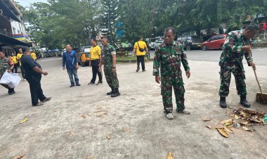 Polsek Sekupang Bersama Koramil dan Warga Gotong Royong Sambut HUT Ke-81 Kemerdekaan RI di Pasar Sei Harapan