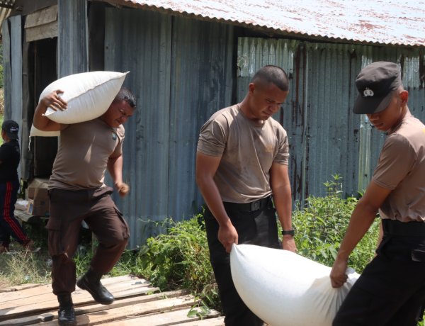 Medan Berat Tak Surutkan Semangat Personel Polres Lingga Distribusikan 2,75 Ton Hasil Panen Jagung
