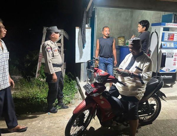 Patroli Malam Humanis, Polsek Singkep Barat Sampaikan Edukasi Kamtibmas kepada Warga