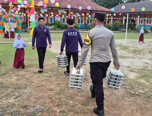 Bhabinkamtibmas Polsek Daik Lingga Kawal dan Distribusikan MBG, 2.917 Penerima Manfaat Terlayani