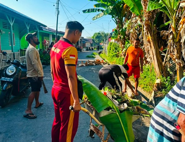 Hadir di Tengah Masyarakat, Polsek Senayang Perkuat Kepedulian Melalui Gotong Royong