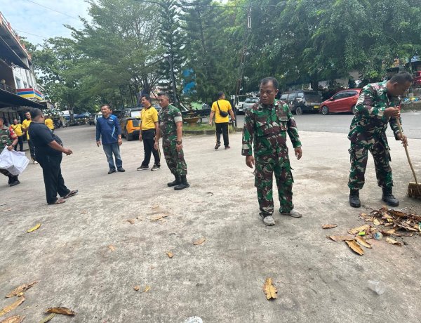Polsek Sekupang Bersama Koramil dan Warga Gotong Royong Sambut HUT Ke-81 Kemerdekaan RI di Pasar Sei Harapan