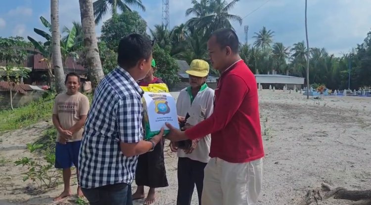 Polri untuk Masyarakat, Kapolres Lingga Bagikan Paket Sembako kepada Warga