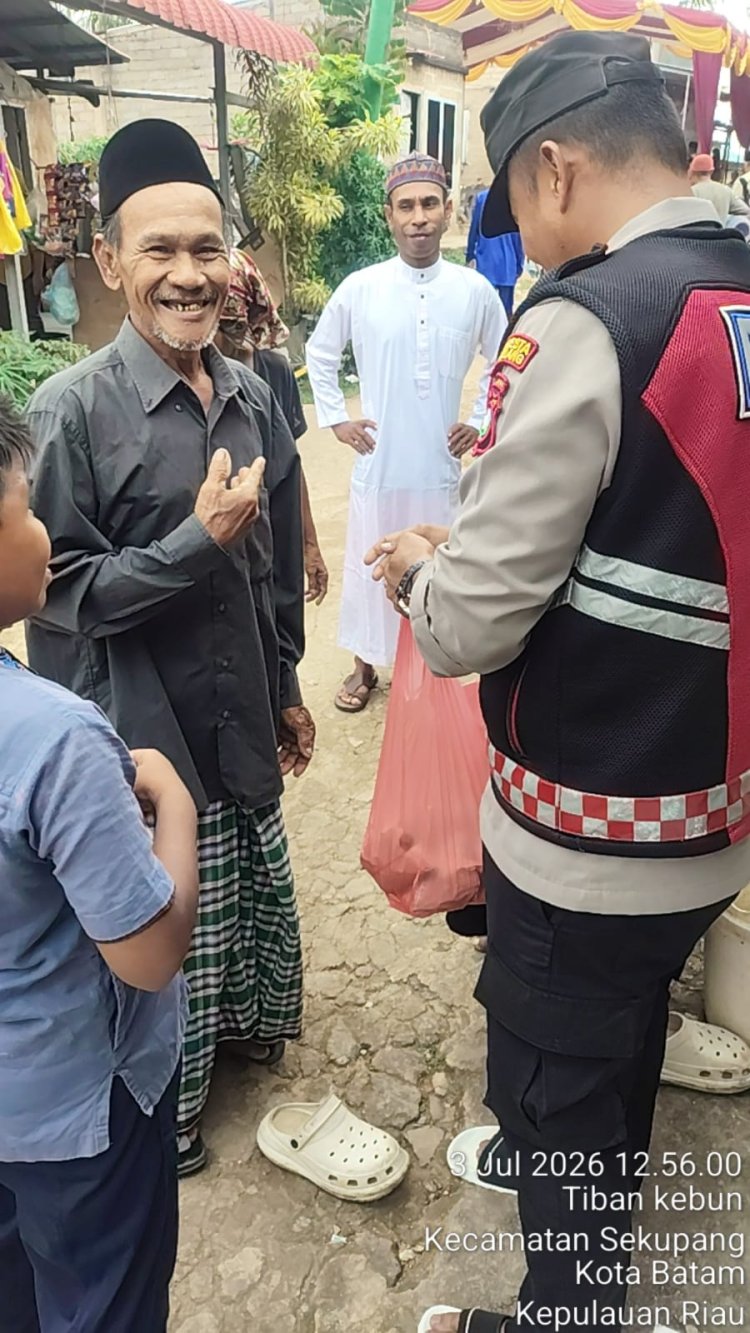 Polsek Sekupang Gelar Jumat Berkah, Bagikan 25 Paket Makanan kepada Warga di Masjid Al Ikhlas Tiban Baru
