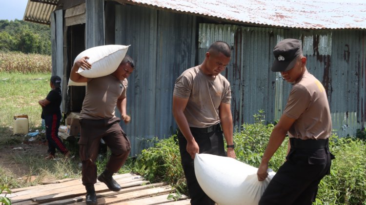 Medan Berat Tak Surutkan Semangat Personel Polres Lingga Distribusikan 2,75 Ton Hasil Panen Jagung