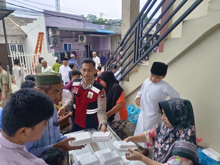 Polsek Sekupang Gelar Jumat Berkah, Bagikan 40 Paket Makanan kepada Jamaah Masjid Al Habib