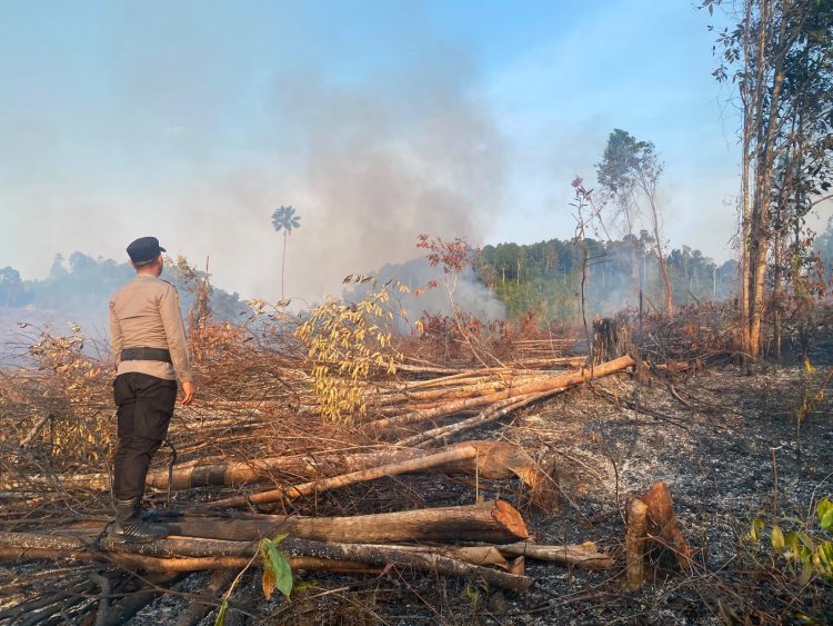 Gerak Cepat Personel Polsek Singkep Barat Cegah Terbakar nya Lahan Meluas