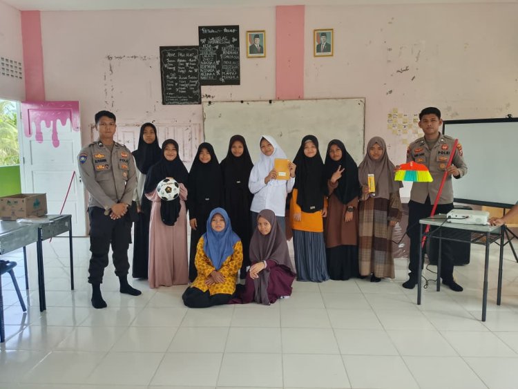 Satbinmas Polres Lingga Berikan Edukas Anti-Bullyingi dan Bantuan untuk Santri