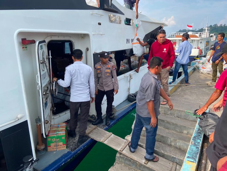 Polsek Singkep Barat Amankan Arus Keberangkatan dan Kedatangan Kapal Ferry di Pelabuhan Jagoh