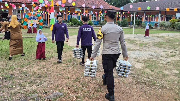 Bhabinkamtibmas Polsek Daik Lingga Kawal dan Distribusikan MBG, 2.917 Penerima Manfaat Terlayani
