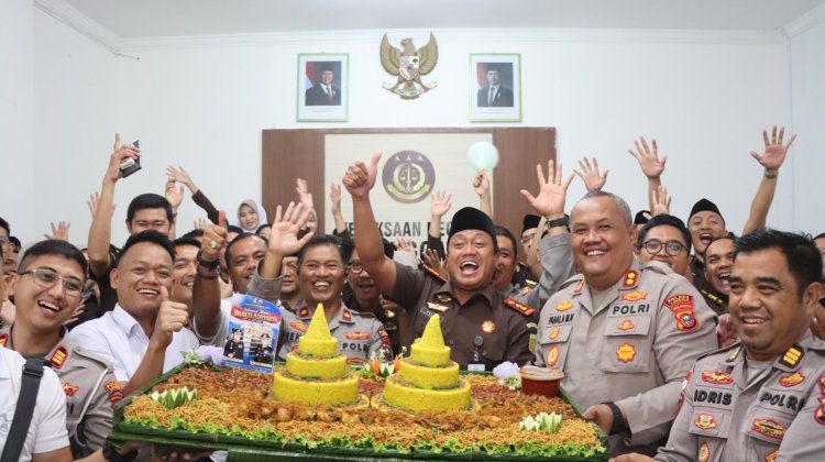 Penuh Keakraban, Kapolres Lingga Beri Surprise Hari Bhakti Adhyaksa ke-66 kepada Kejari Lingga