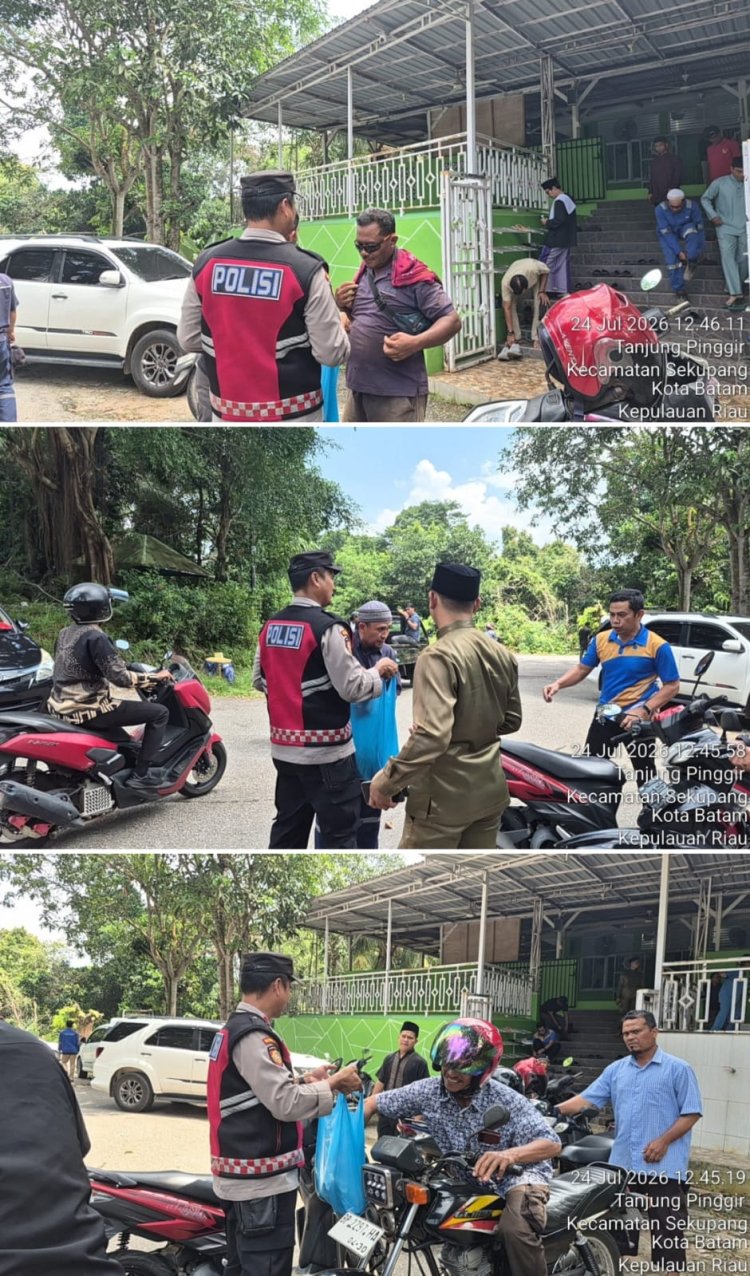POLSEK SEKUPANG GELAR JUMAT BERKAH, BAGIKAN 25 PAKET MAKANAN KEPADA JAMAAH MASJID ASY SYIFA