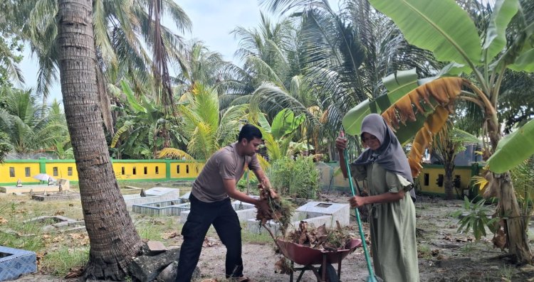 Bhabinkamtibmas Bersama Warga Gotong Royong Bersihkan TPU Desa Penaah