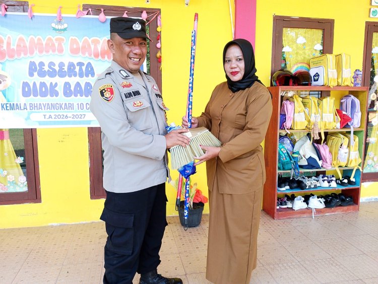Dukung Lingkungan Belajar Bersih, Polsek Dabo Singkep Serahkan Bantuan Perlengkapan Kebersihan
