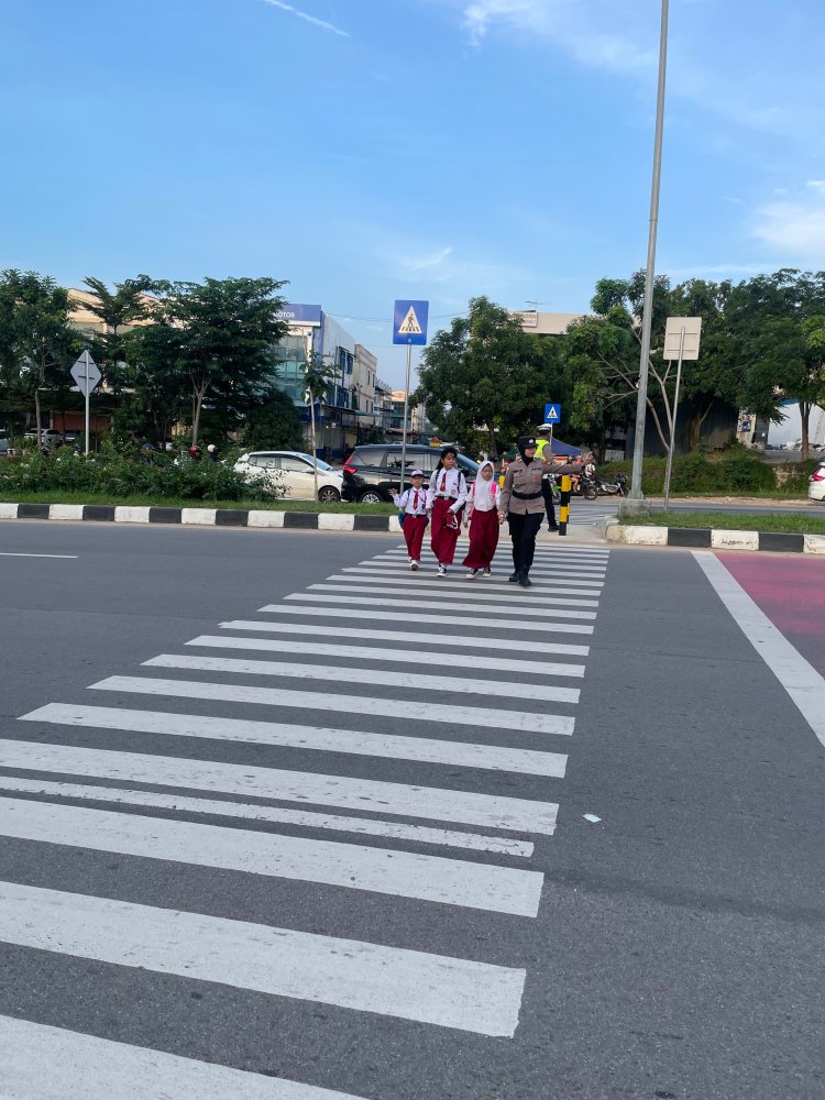 Polwan Polresta Barelang Laksanakan Pengaturan Lalu Lintas di SD Negeri 001 Sungai Panas Demi Keselamatan Siswa