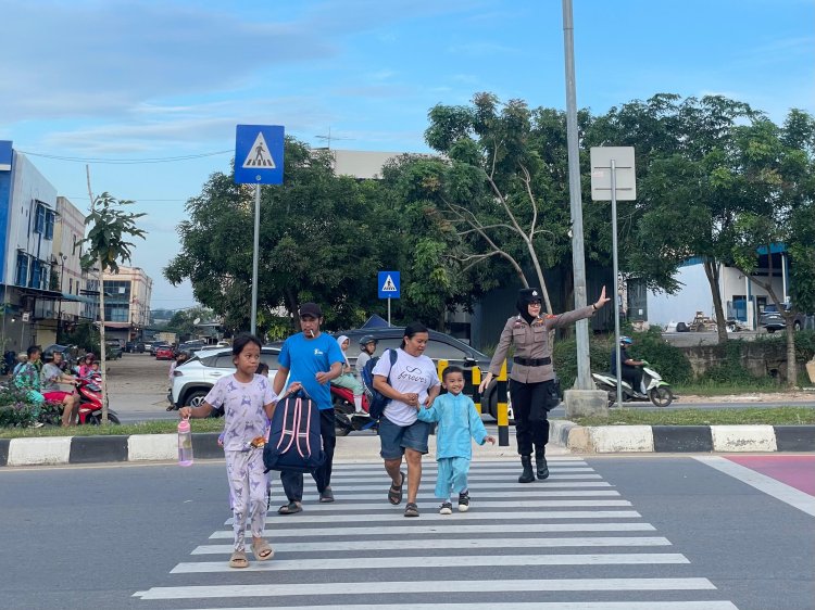 Polwan Polresta Barelang Laksanakan Pengaturan Lalu Lintas di SD Negeri 001 Sungai Panas Demi Keselamatan Siswa