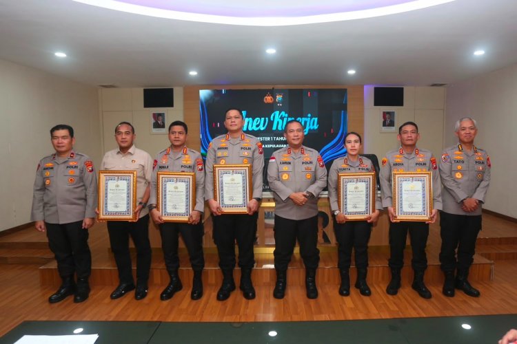 Lima Satker Polda Kepri Raih Predikat Pelayanan Prima, Kapolda Serahkan Penghargaan Kapolri