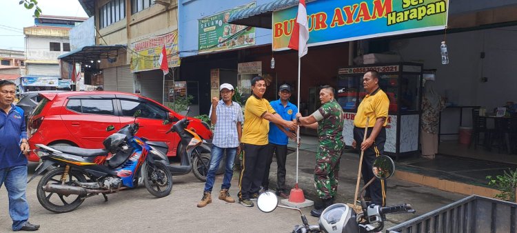 Polsek Sekupang Bersama Koramil dan Warga Pasang 50 Bendera Merah Putih Sambut HUT ke-81 RI
