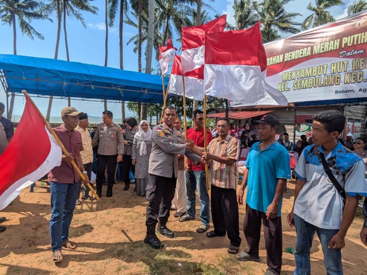 Polresta Barelang Serahkan Ratusan Bendera Merah Putih dan Salurkan Bantuan Sosial di Sembulang Sambut HUT Kemerdekaan RI Ke-81