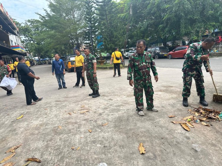 Polsek Sekupang Bersama Koramil dan Warga Gotong Royong Sambut HUT Ke-81 Kemerdekaan RI di Pasar Sei Harapan