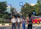 Pengaturan Lalu Lintas Pagi Hari, Polwan Polresta Barelang Pastikan Siswa SDN 001 Sungai Panas Menyeberang dengan Aman
